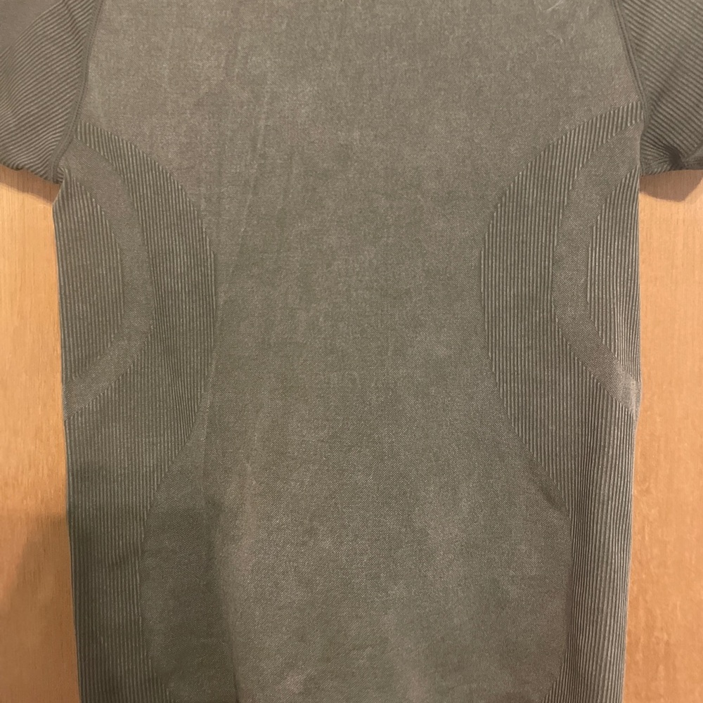 Workout top - Picture 6 of 6